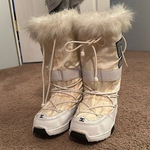 DC snow boots size medium (6.5 to 7.5). I wear an 8 shoe and these fit